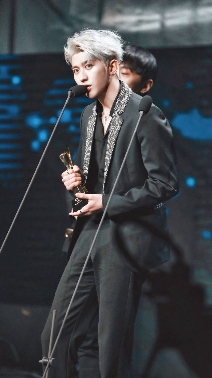 怀着少年的心做先生该做的事 蔡徐坤再度获得年度先生荣誉!