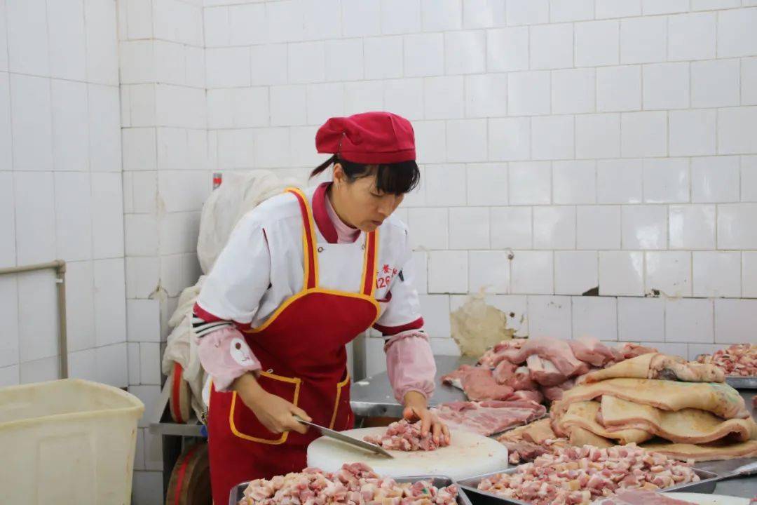 常言道,在每一个食堂干饭王的背后,都有着这么一群默默守护着的叔叔