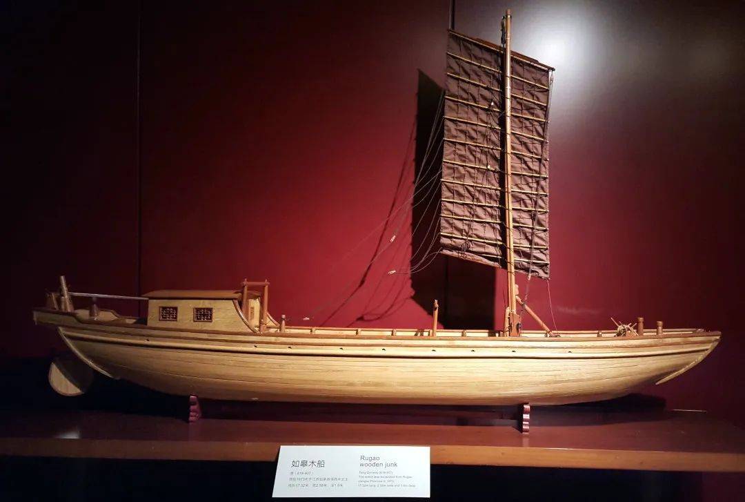 馆"航海历史馆"的"古代航海史"展厅里,有一艘造型精美的古帆船船模,这