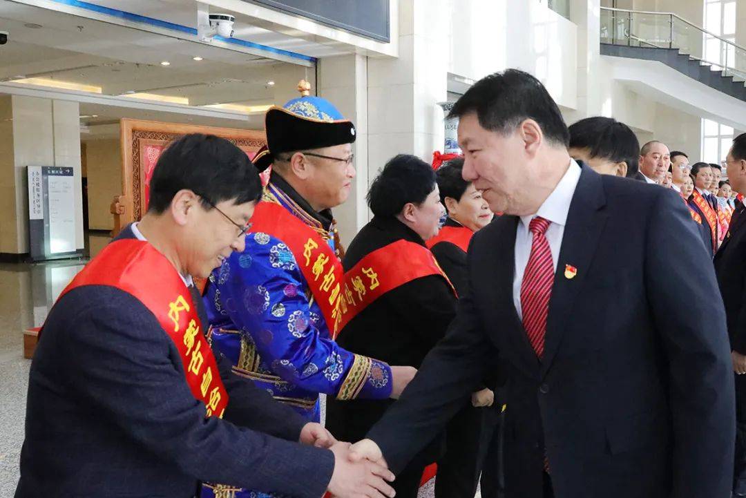 张恩惠奇巴图会见我盟受表彰自治区劳动模范和先进工作者