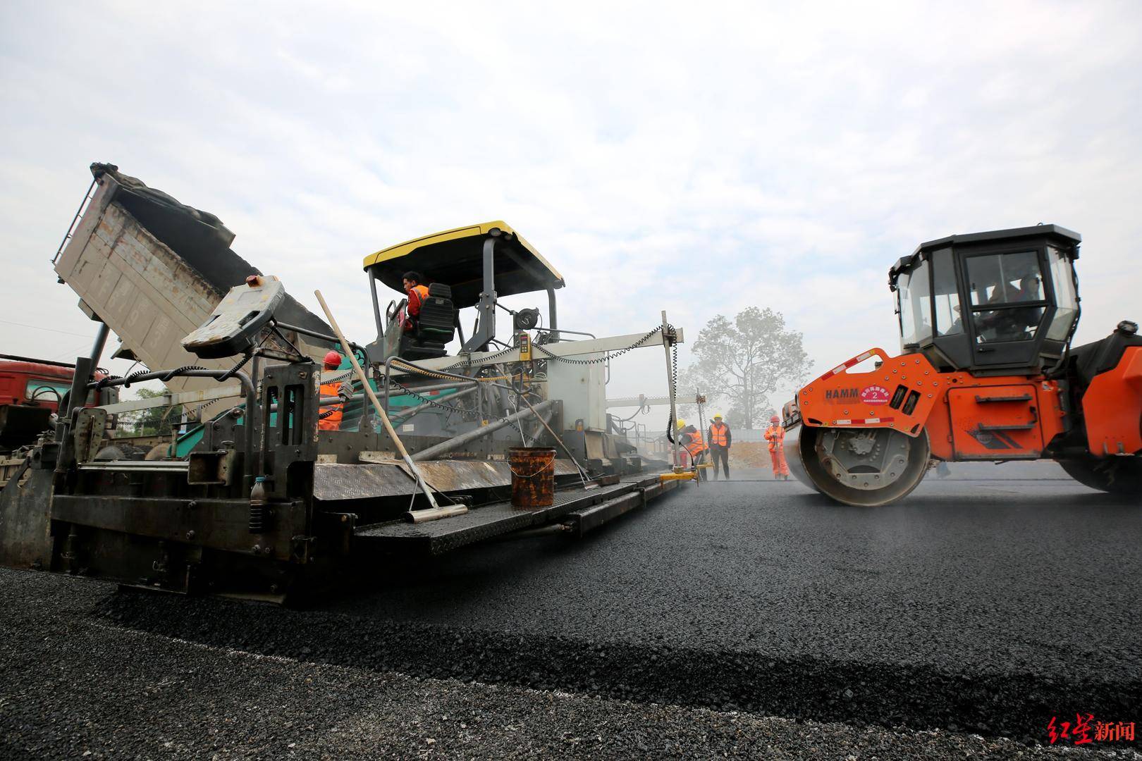 加速!成都大运直连通道今起铺设沥青 作业施工进入路面层和桥梁工程