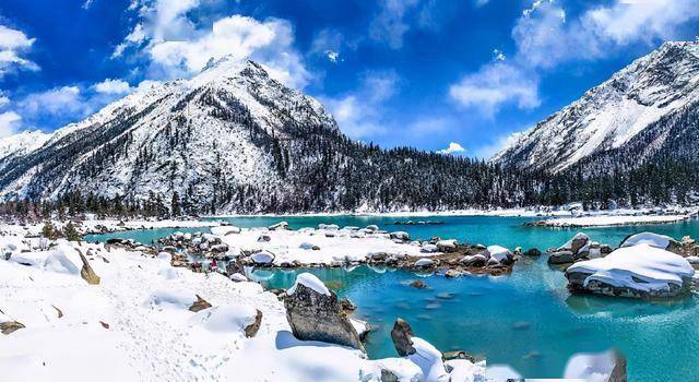 冬天然乌湖,碧蓝的湖水,白雪皑皑的雪峰,景色如诗如画