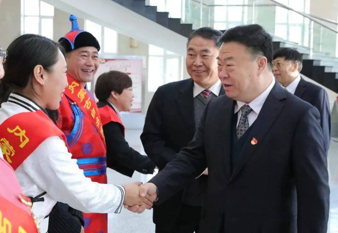 张恩惠奇巴图会见我盟受表彰自治区劳动模范和先进工作者
