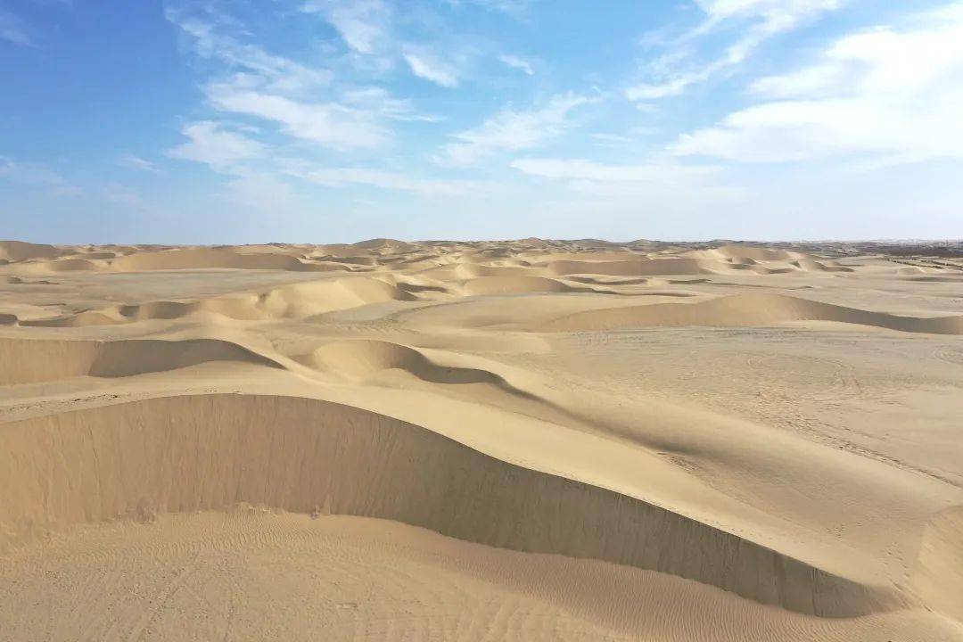 黄沙大漠疏烟处 钢铁巨龙飞度