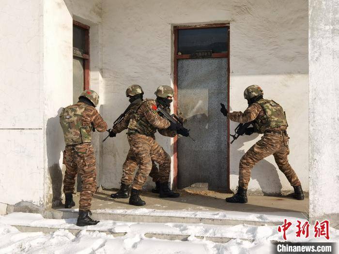 特战队员准备破门. 黄超 摄