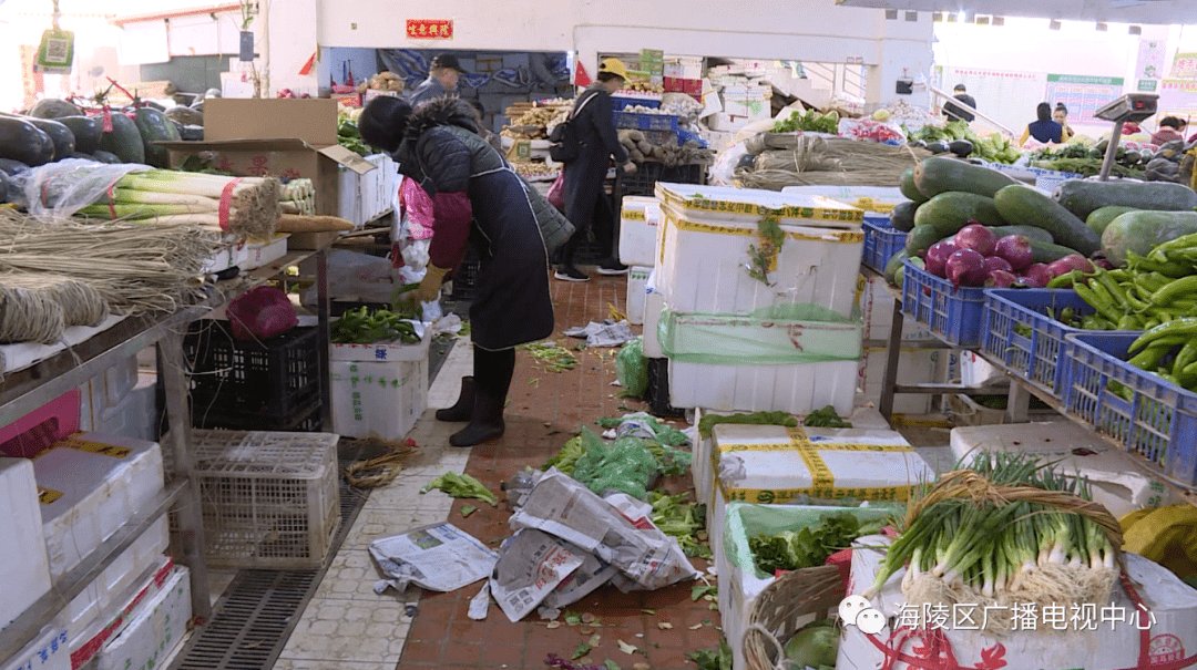 闸坡农贸市场菜叶垃圾杂物满地环境卫生差