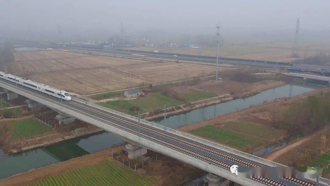 11点左右,和谐号g8273列车从淮安境内风驰电掣般驶入扬州"北大门"