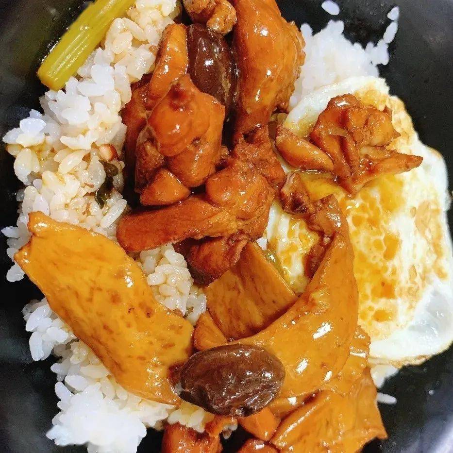 喜欢吃甜的伙伴可以选卤肉饭~这家的香菇鸡,咖喱鸡,麻辣鸡块盖饭都可