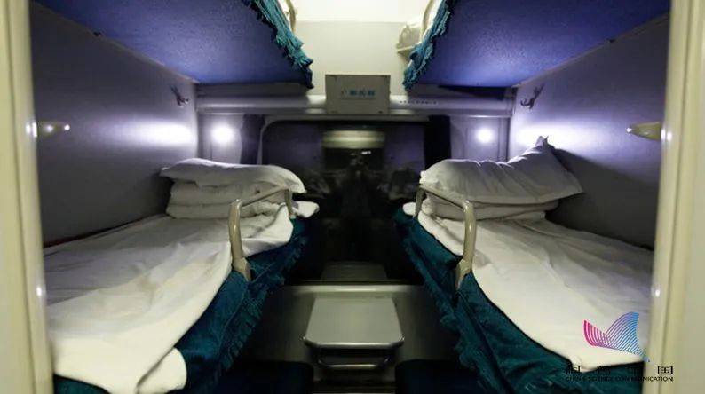 火车上睡卧铺,头该朝窗还是过道?原来这些年都错了_上铺