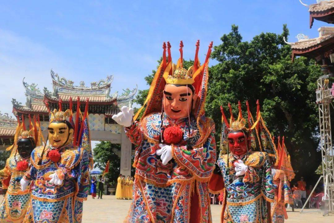 在湄洲,每逢妈祖庙会节庆或妈祖出巡时 才能见到"电音三太子"的身影