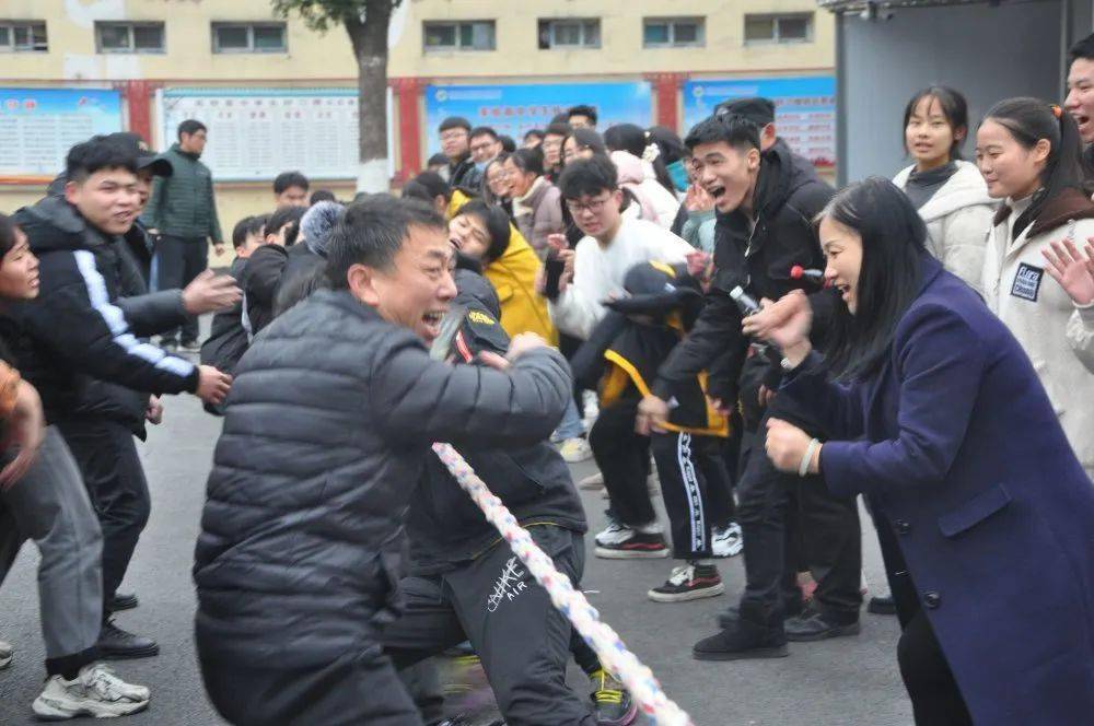 仙桃市田家炳实验高中举办第四届艺体节高三解压拔河比赛