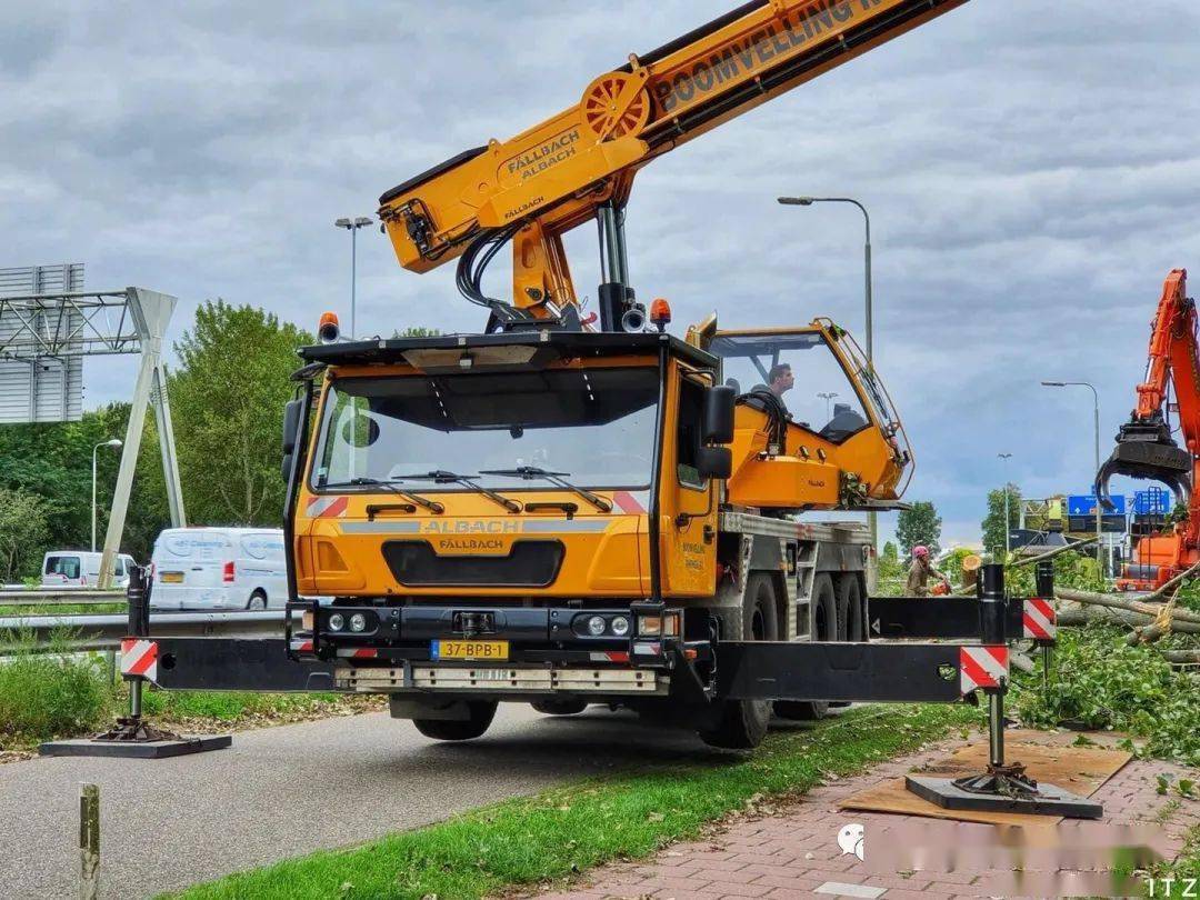 从此不再"伐木累",格鲁夫 gmk3050 改装的城市林业机械_吊车