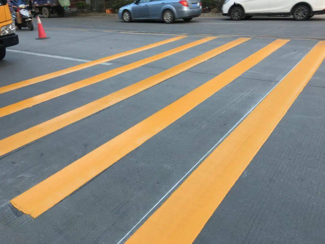 昨天,葵潭这段国道设置新的减速带!