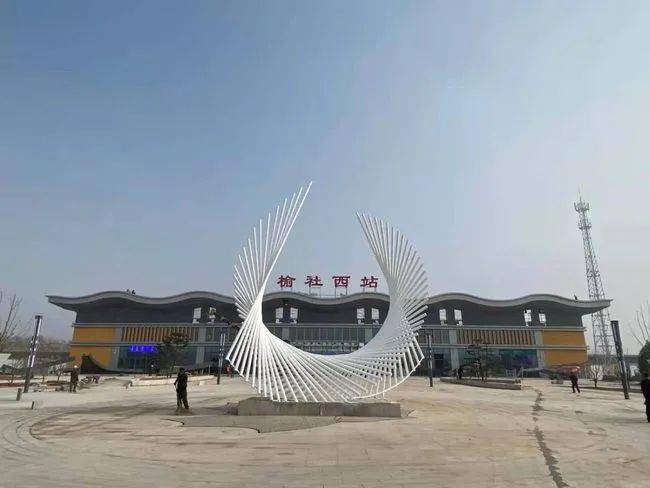 太谷东站立足于"太行金谷,谷色古香"的地域文化特征,以简洁大气的形态
