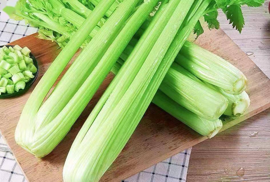 芹菜含有大量的维生素p,也称之为芦丁,具有轻度降血压的作用;其中的