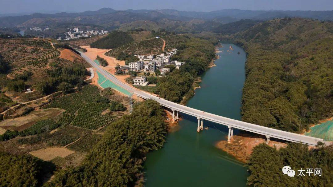 太平網親臨現場報道荔玉高速即將通車藤縣東榮連接線正在搶進度