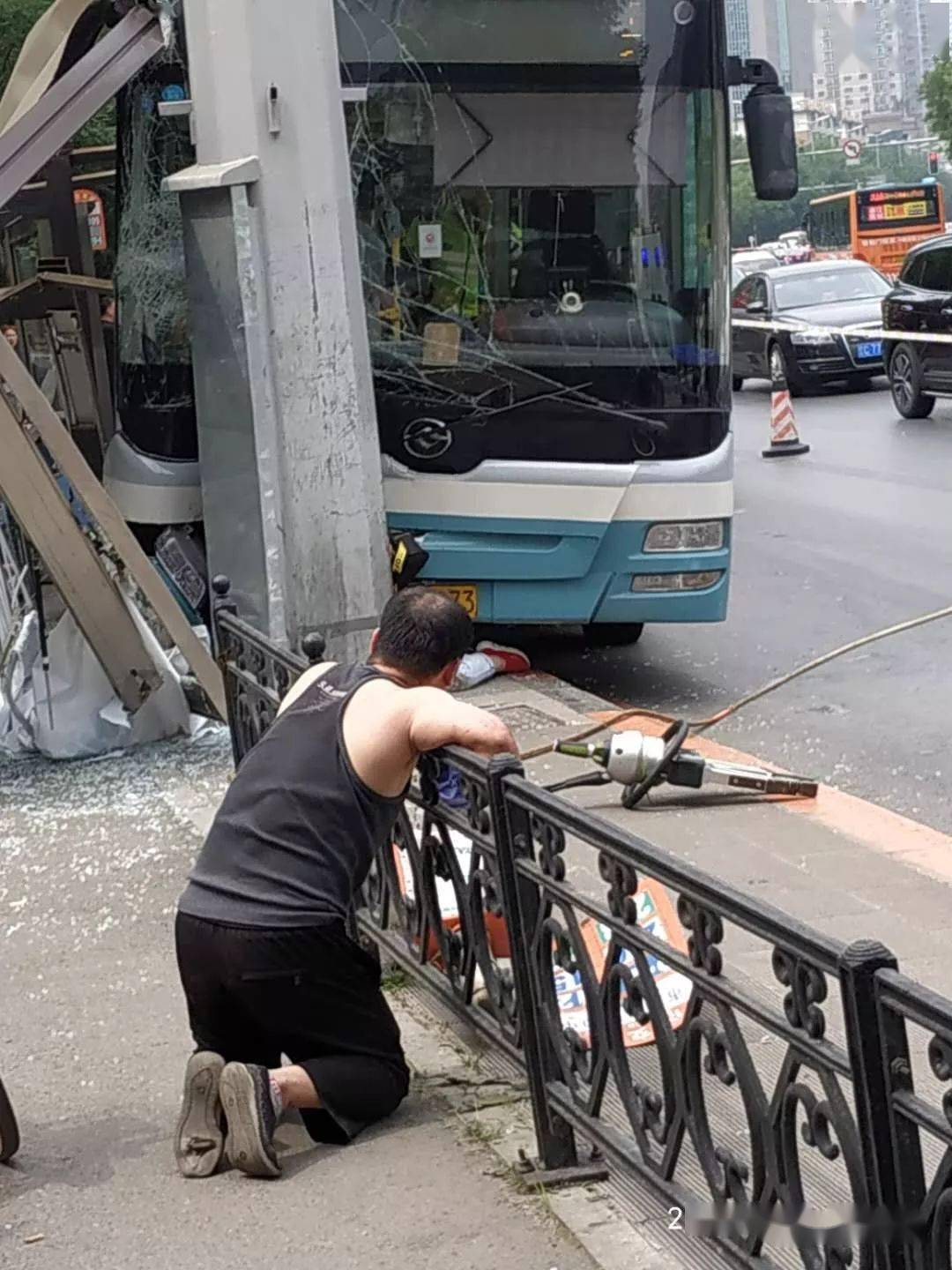 沈阳126路公交司机疲劳驾驶撞向站台,致1死9伤,判了!