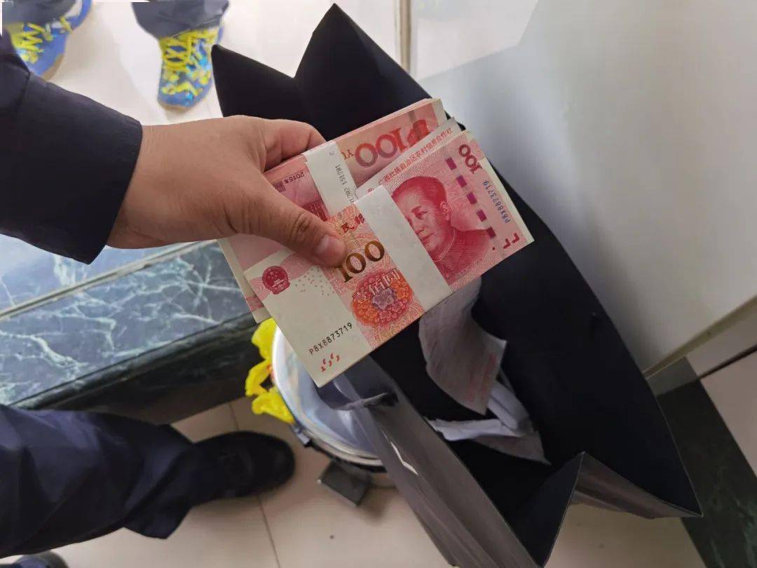 心真大男子将2万元现金当垃圾扔进了垃圾桶