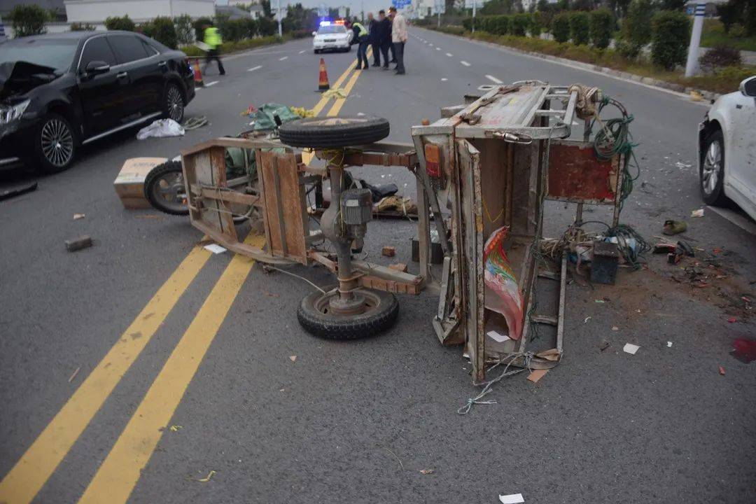 不文明使用远光灯被判与肇事司机承担同等责任