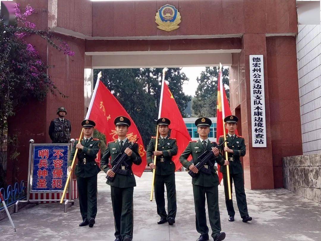 初中毕业后,伴随从小的梦想,唐小聪参军入伍,被分配到木康边境检查站.