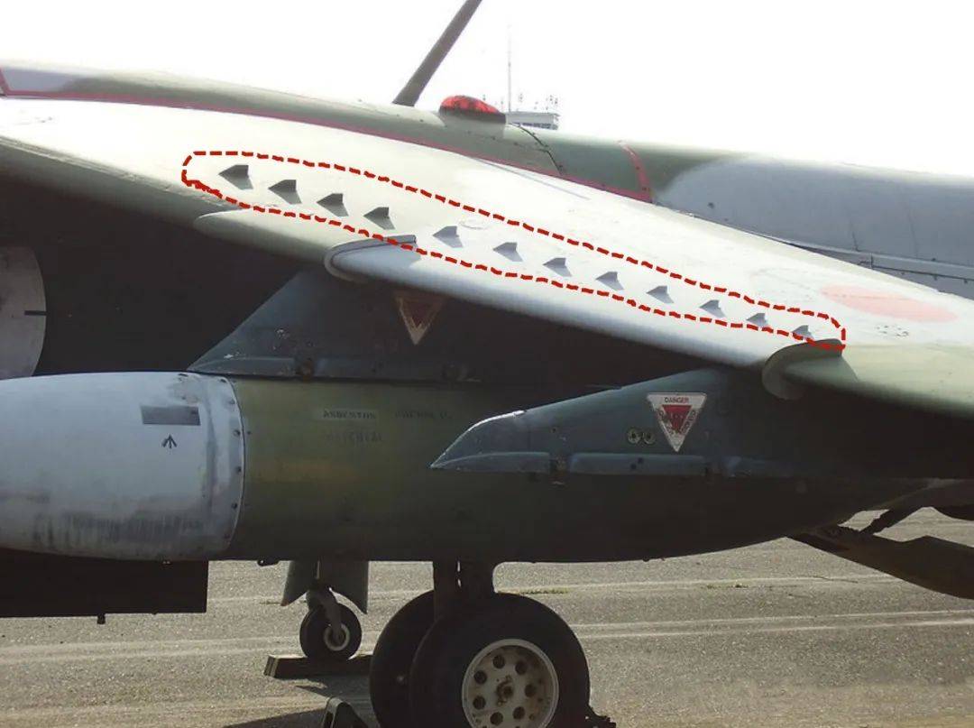 在上方的图片中,大家可以看到当飞机进入低速状态(准备降落),机翼没有