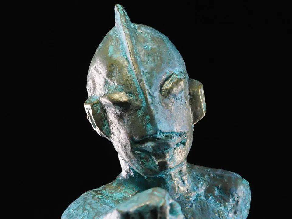 仔细看成田亨的设计稿,你会发现奥特曼身上是没有彩色计时器的,这是