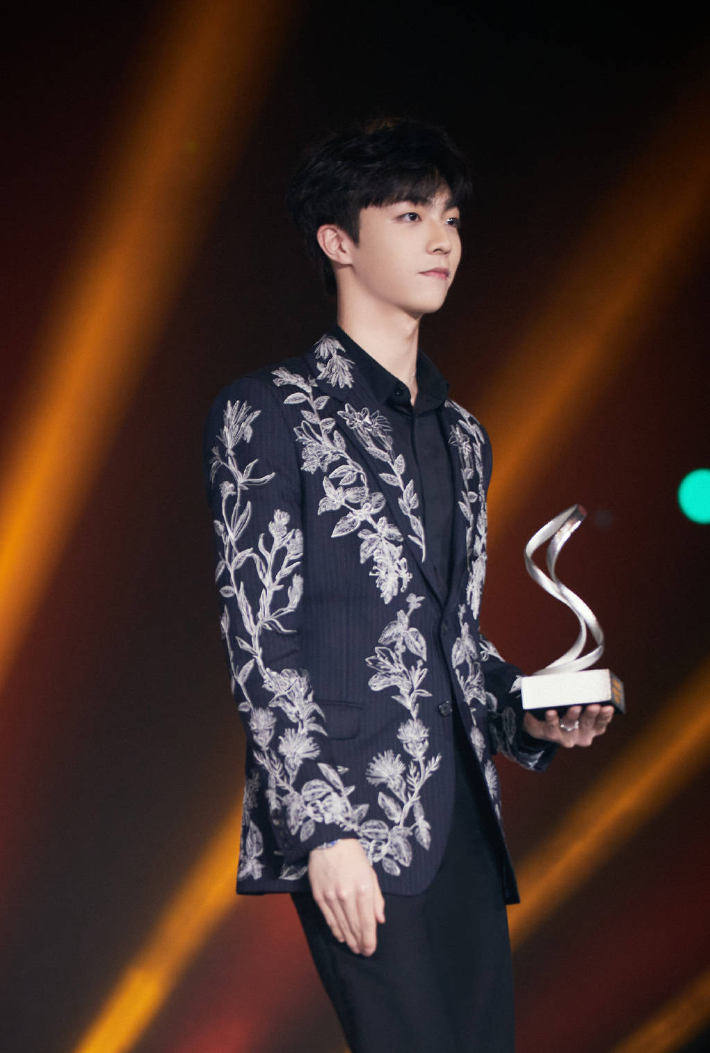 陈立农出席2020新浪时尚风格大赏荣获年度品牌影响力艺人奖