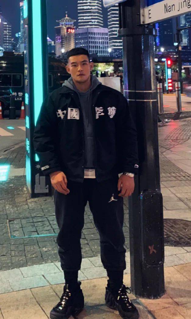 这位188的高大帅竟然是老师学生们都馋哭了