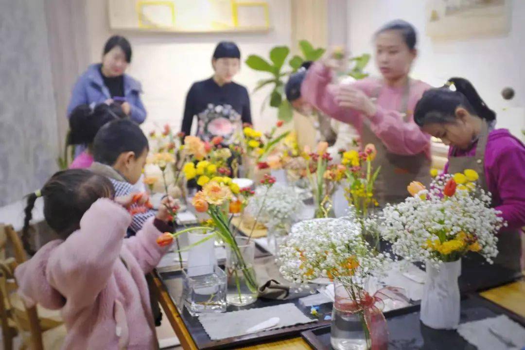 我是一名10岁孩子的妈妈,同时也是一位致力于少儿花艺的讲师,在少儿