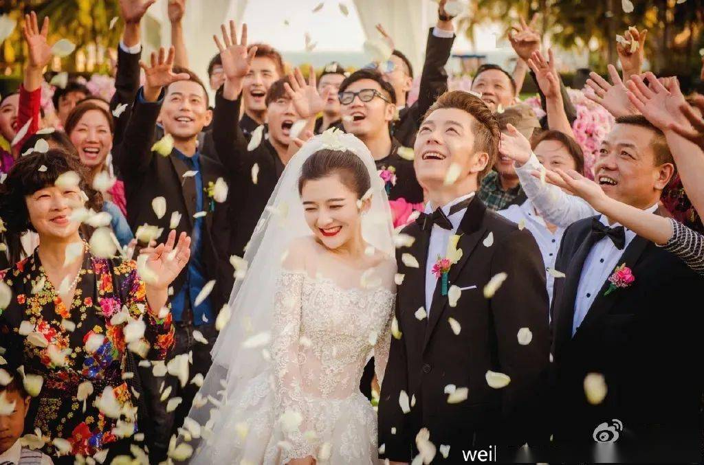 恋爱了两三年后,15年王栎鑫和吴雅婷就在三亚举办了婚礼.
