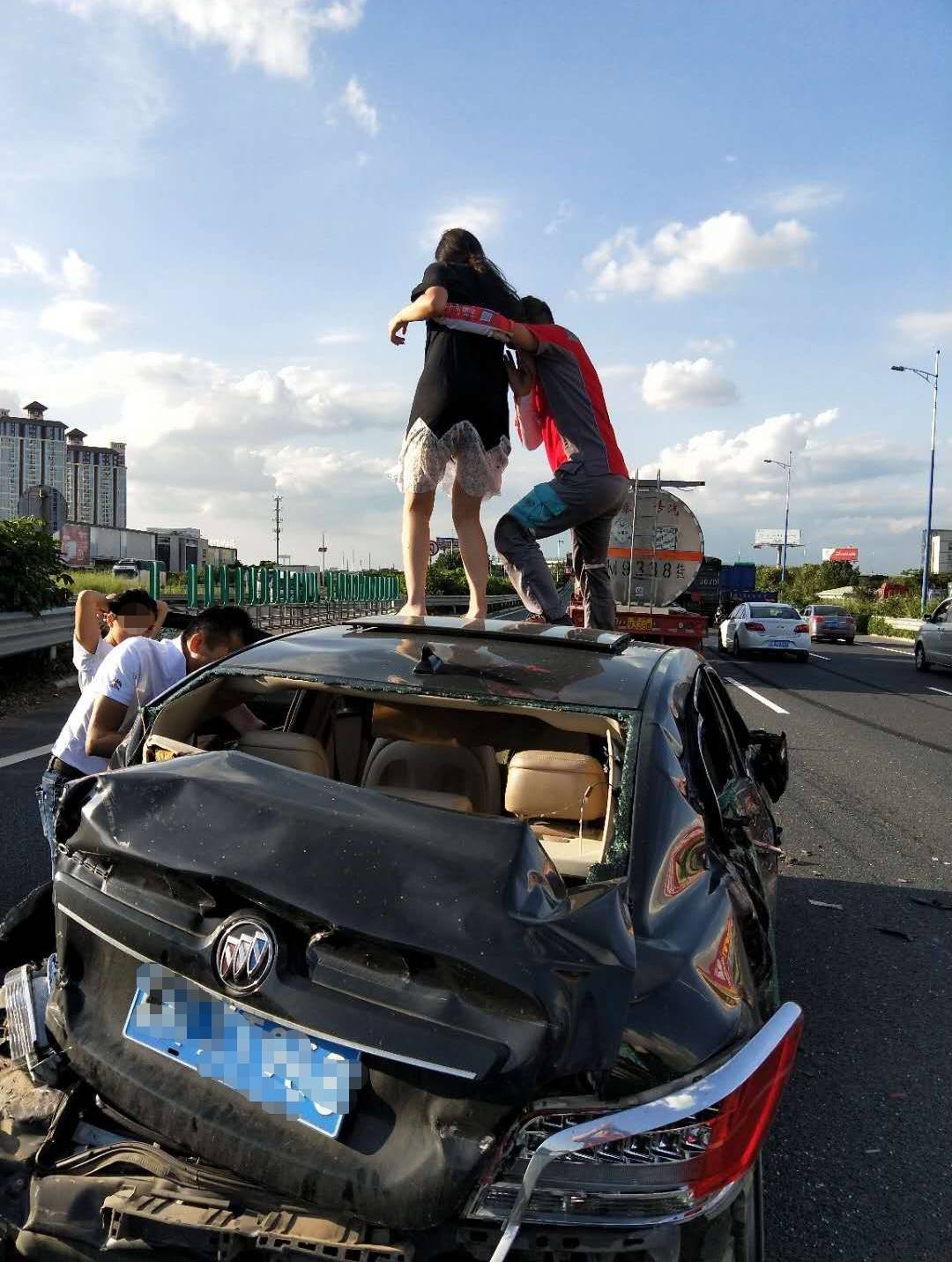 "救人是本能!"顺德两快递司机高速路上救人获评佛山好人