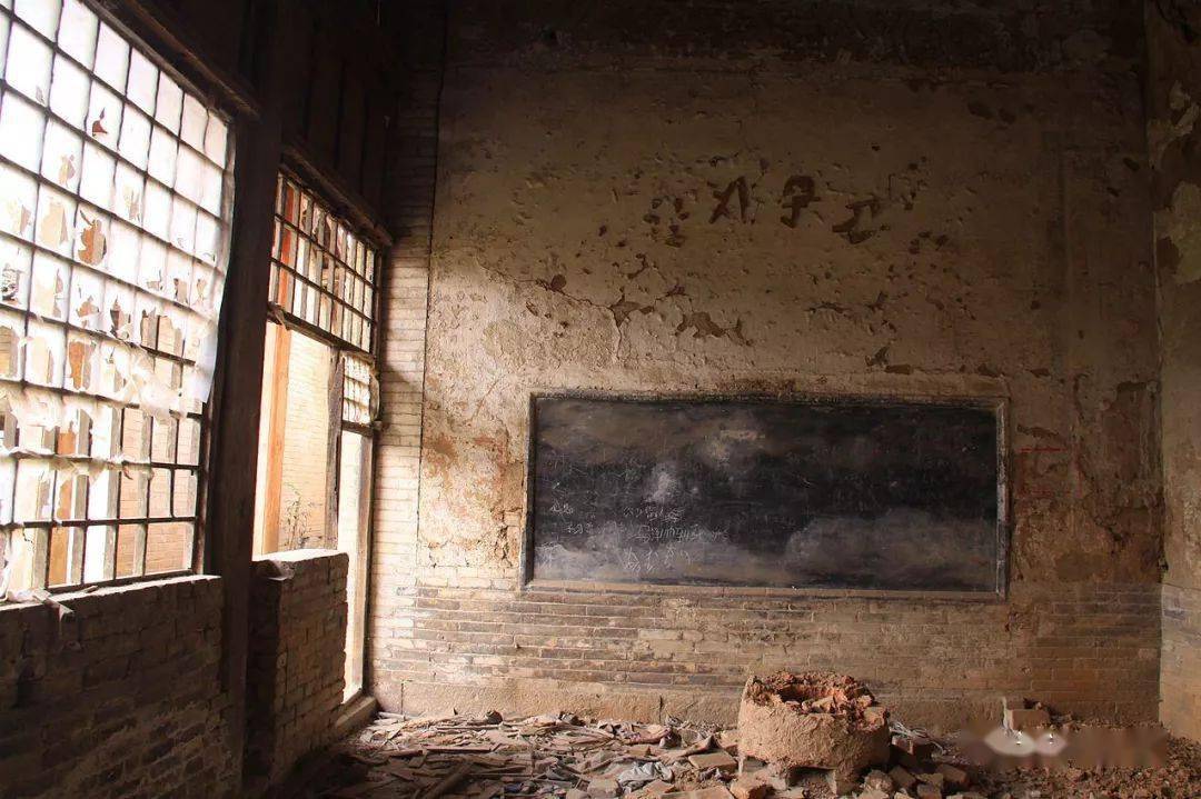 走进殿内,看见西墙上的老黑板才明白这里曾经被当作教室使用,其余墙壁