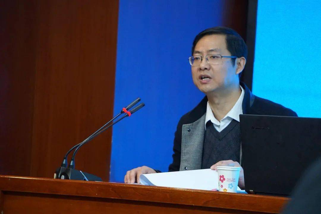 课前,保定公司经理助理赵伟民以《客户和会员》为题,结合自己的基层