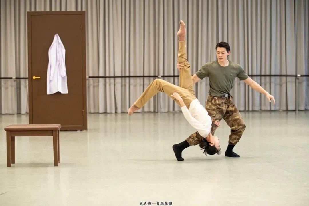 朱洁静携手王佳俊打造当代舞告别让人感动