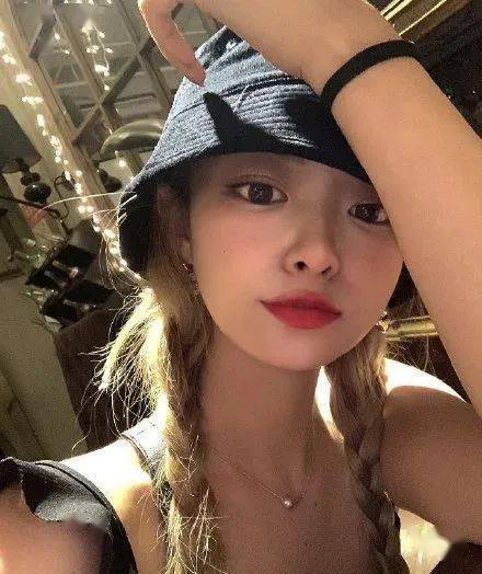 而和朱星杰一起被拍到的这位女生,是演员魏哲鸣的前妻,叫王小岚.