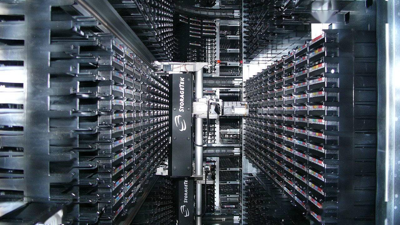 商用磁带机存储中心 | 图片来自 slashgearit之家了解到,目前大型