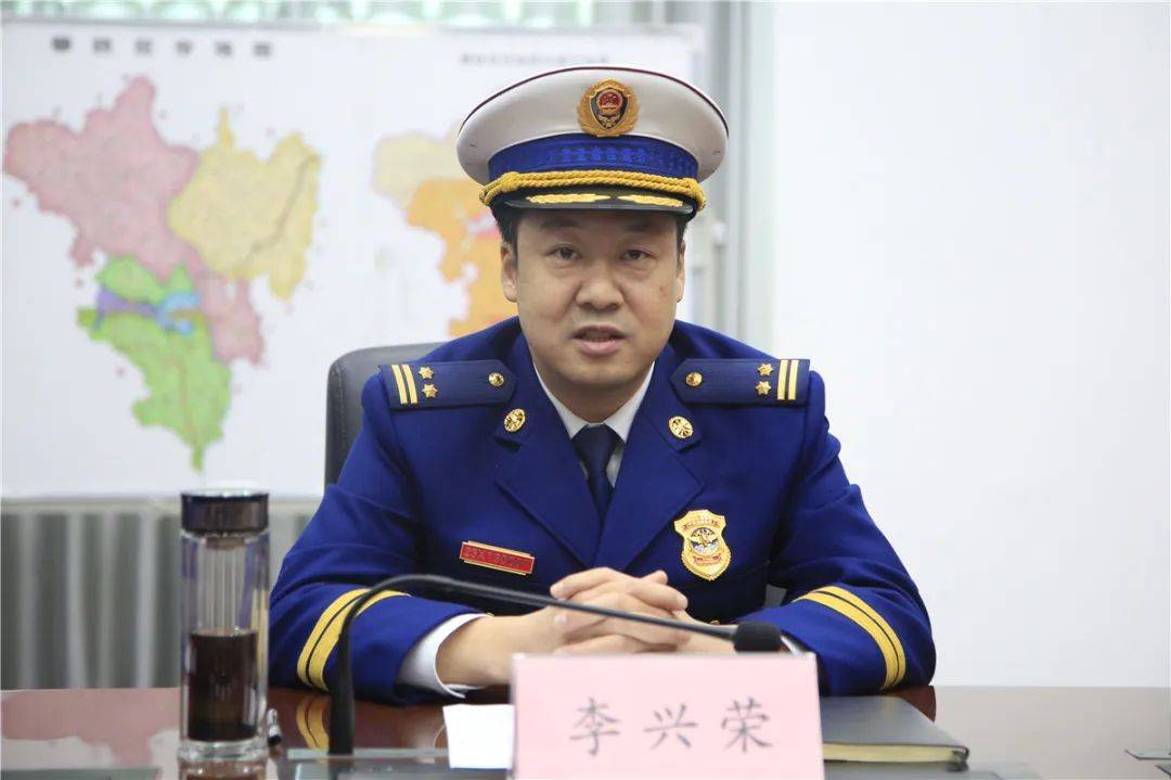 欢送仪式,11名退出消防员光荣退出,支队长李兴荣出席会议并发表讲话