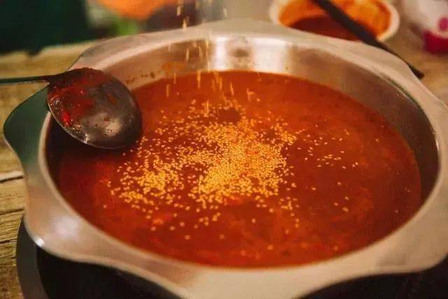 我们给外地人解释辣糊糊就是,无油火锅