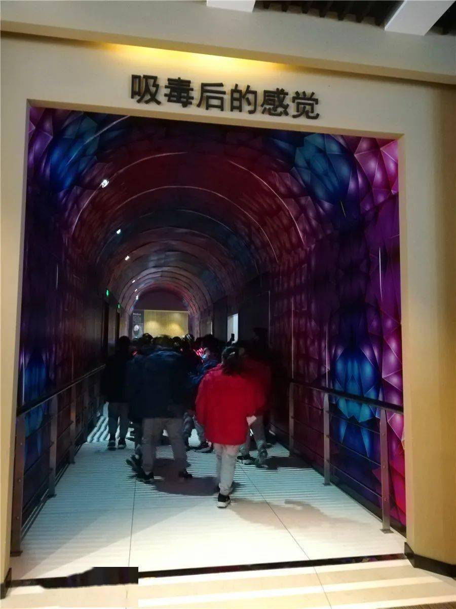 "面对面"向毒品说no!吸毒违法,严惩不贷吸毒危害大,我们要记牢!