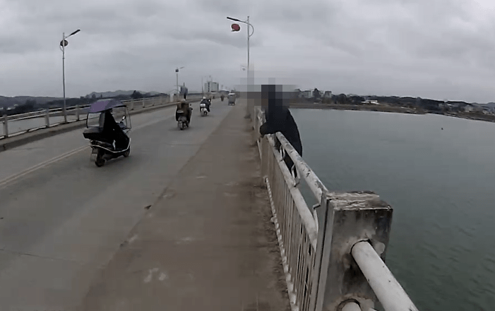 柳州又有人要跳桥!视频拍下惊险一幕:"我想死!"_手机搜狐网