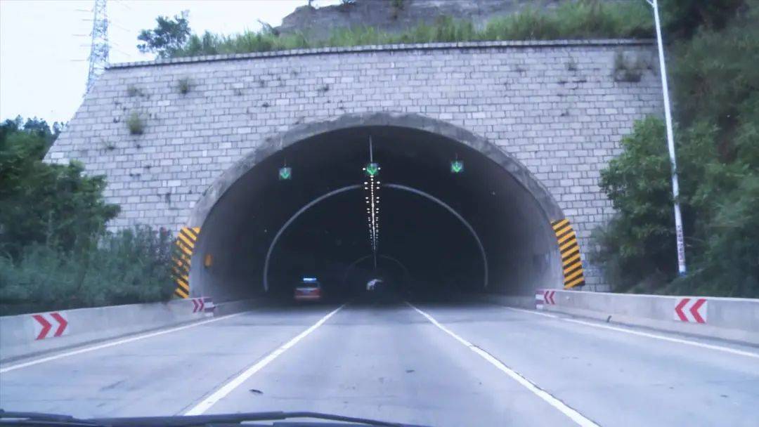 华表山隧道图片
