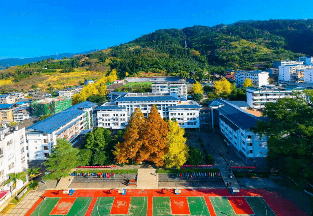 龙胜中学足球场▲民族中学校貌▲实验中学校貌▲新建移民创业园初级