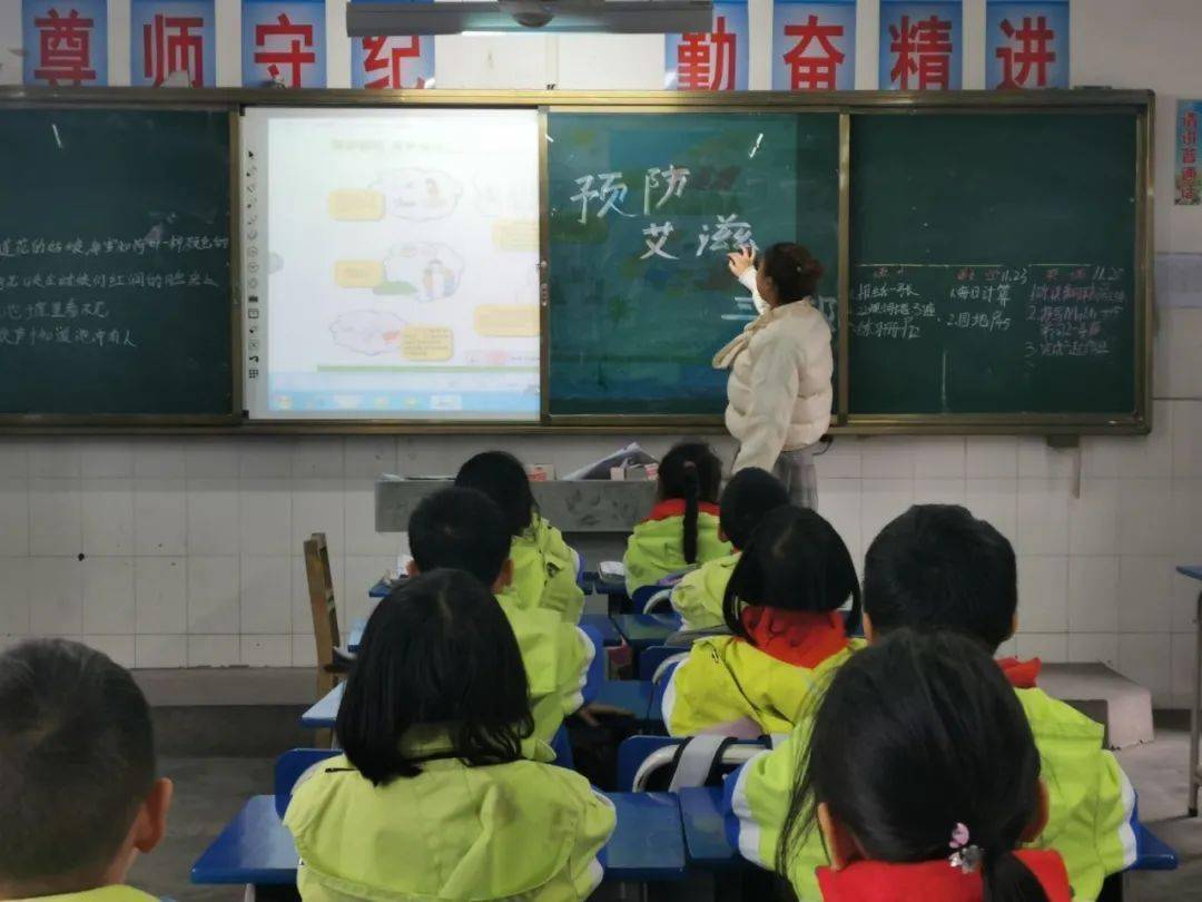 12月1日,贡井区长征学校,自贡市第十一中学,自贡八中陆续开展第33个