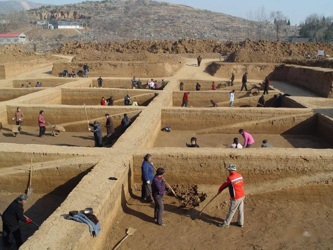 人们所熟知的有坑南旧石器遗址和下王岗,黄楝树(龙山岗)史前文化遗址