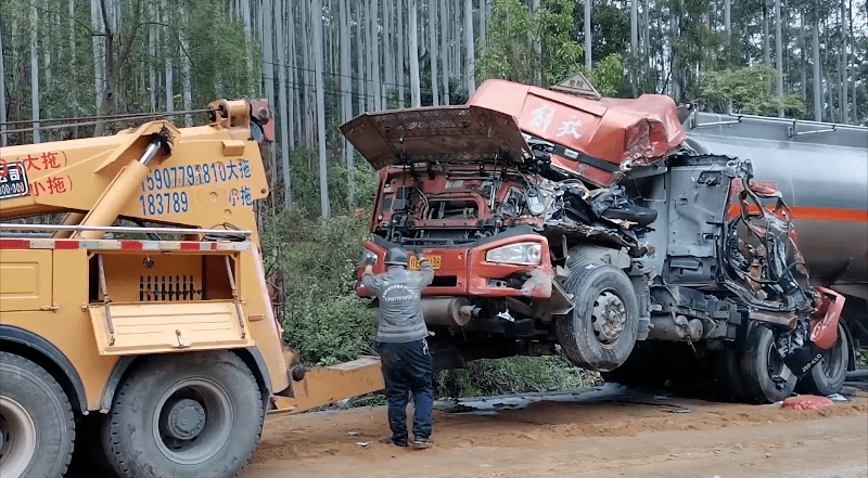 随后吊车和拖车抵达现场对事故车辆进行吊装和拖运,截止14时,事故车辆