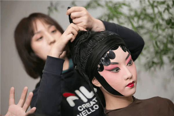 一妆一发皆是艺术 陌陌直播间揭秘京剧国粹"后台之美"_化妆