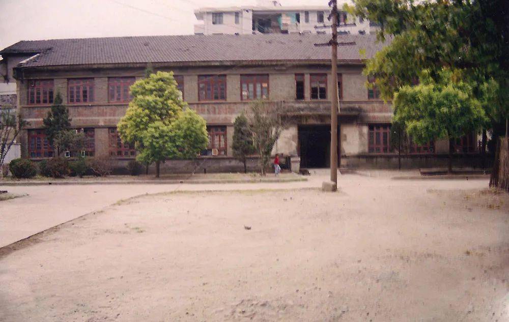 前生是"私立庐阳正谊中学",后并入国立八中,1950年合肥市人民政府接收