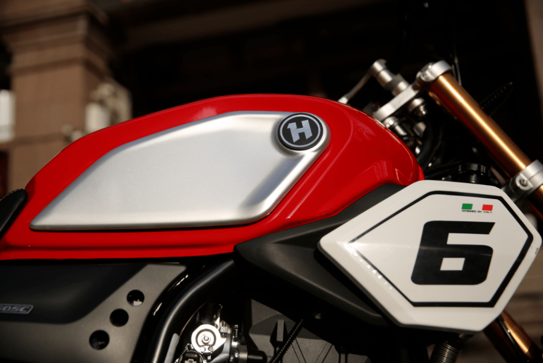 2万不到的新潮复古配20l大油箱和铝合金后平叉汉威furious250sc静态