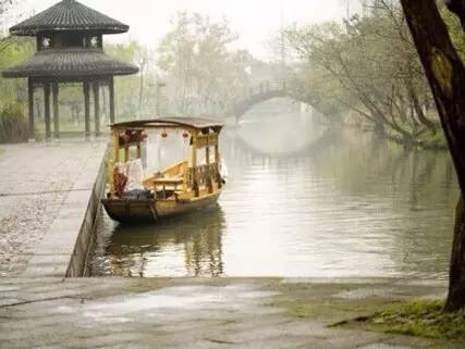 流水江南,煙籠人家.江南· 烏篷船烏篷船,聽雨眠,一蓑煙雨枕江南.