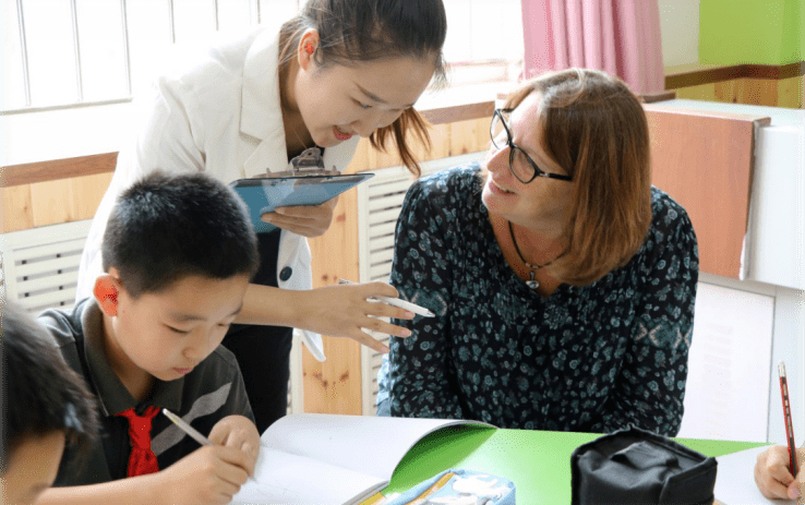 喜報溫暖服務有你有我濟南高新區東城逸家小學榮獲首屆濟南教育榜樣